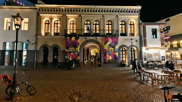 Expoziția „Îmbrăcând Timpul. București – modă, memorie, identitate”